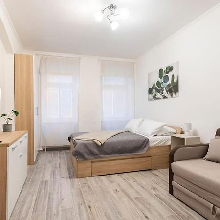 Apartman Vishegrad Apartment Karlovy Vary Bagian luar foto