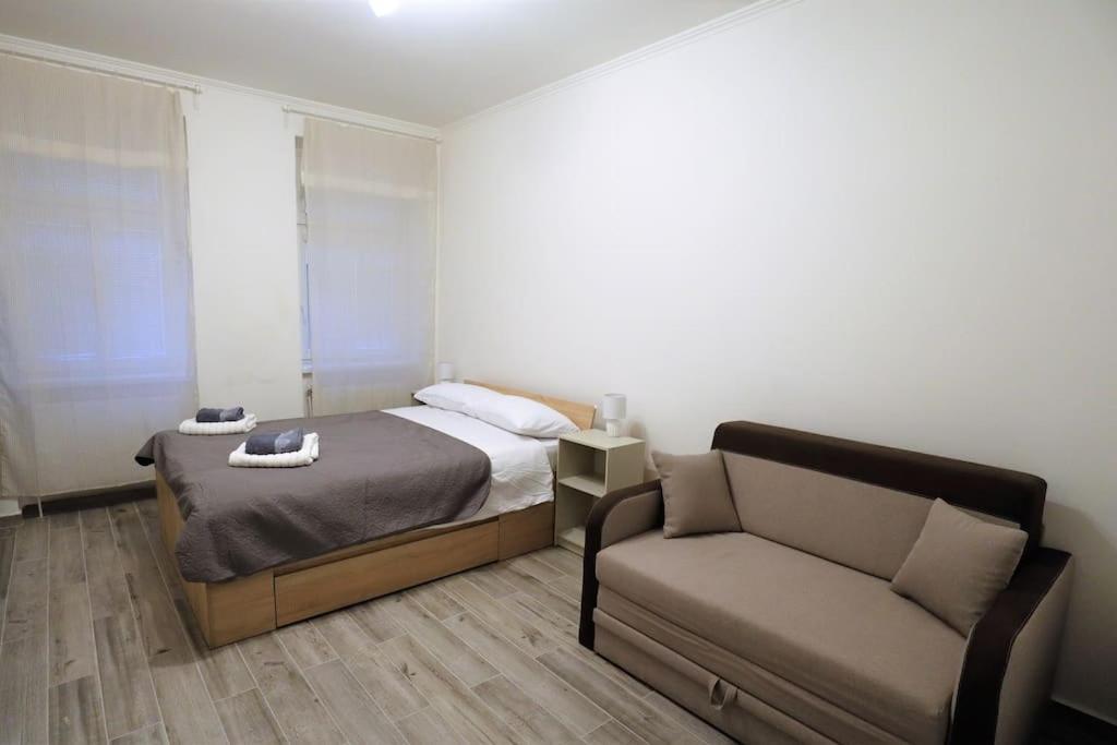 Apartman Vishegrad Apartment Karlovy Vary Bagian luar foto
