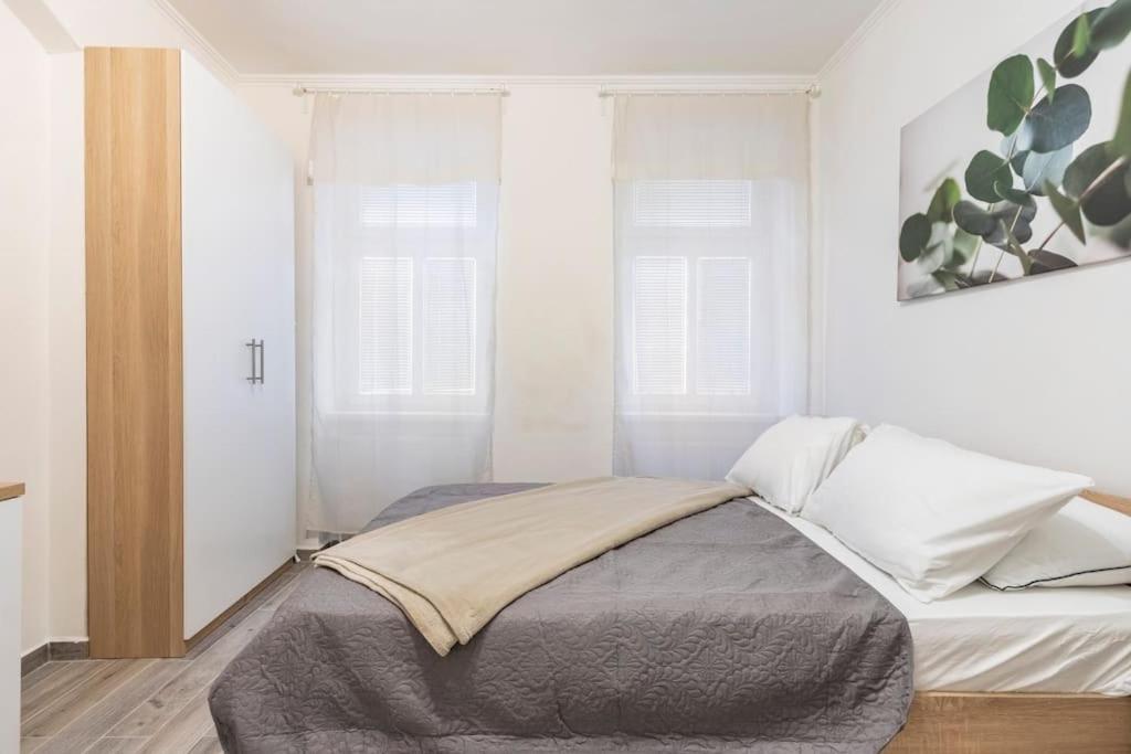 Apartman Vishegrad Apartment Karlovy Vary Bagian luar foto